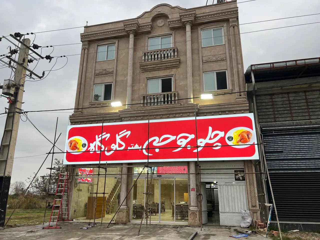 تابلو لایت باکس سردر مغازه نصب‌شده روی ساختمان